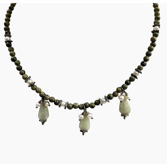 Vintage Necklace Green Jadeite Pendant Drops Glass Beads Short 14.5 Inches - Picture 5 of 13